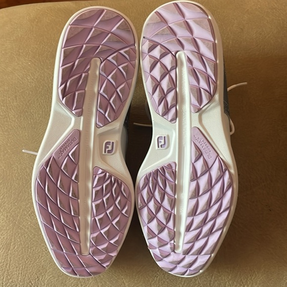 Ladies FootJoy golf shoes 💜🩶 - Picture 4 of 6